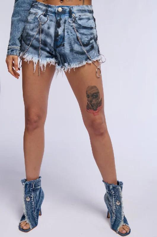 AUTOMATIC DISTRESSED DENIM CHAIN DETAIL MINI SHORT